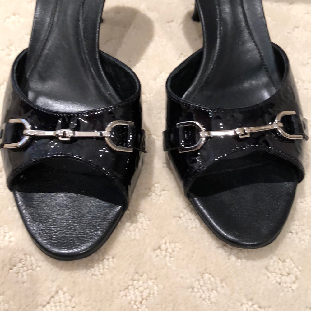 GUCCI Black Guccissima patent peeptoe mules - Picture 2 of 7